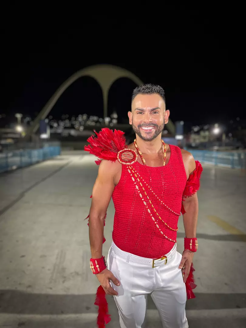 Cristiano Amorim Confirma continuidade como Muso da Estácio de Sá para o Carnaval 2026